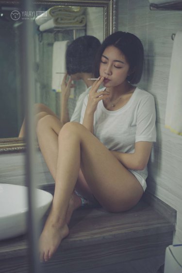 美女露整个屁股打针